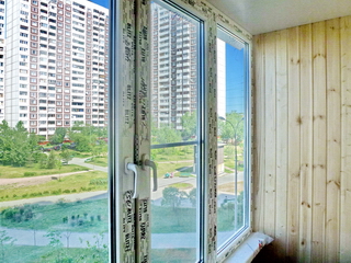 Остекление балкона Rehau в доме серии КОПЭ
